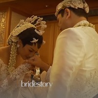 Setelah resmi menjadi pasangan suami-istri, Glenca pun tampak mencium tangan sang suami. Ekspresi bahagia terlihat jelas di wajah Glenca dan Rendi yang baru saja menjadi pasangan suami-istri. Foto: YouTube/Glenca Chysara