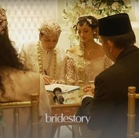 Glenca dan Rendi kemudian menyelesaikan penandatanganan berkas-berkas pernikahan mereka dengan disaksikan oleh orangtua, penghulu, para saksi serta tamu undangan yang hadir. Foto: YouTube/Glenca Chysara