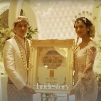 Sebagai mahar, Rendi memberikan logam mulia seberat 50 gram uang  sebesar $22 Singapura, RM11, Rp22 ribu. Keduanya pun berfoto bersama mahar pernikahan mereka. Foto: YouTube/Glenca Chysara