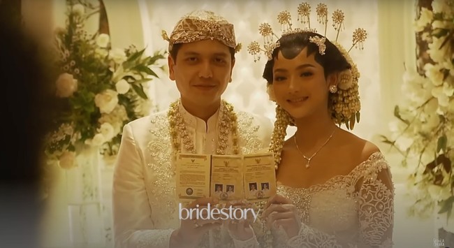 Setelah resmi menjadi suami-istri tak lupa Glenca dan Rendi berfoto bersama sambil memamerkan buku nikah mereka. Kini perjalanan cinta keduanya pun sudah memasuki babak baru. Foto: YouTube/Glenca Chysara