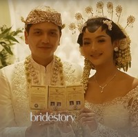 Setelah resmi menjadi suami-istri tak lupa Glenca dan Rendi berfoto bersama sambil memamerkan buku nikah mereka. Kini perjalanan cinta keduanya pun sudah memasuki babak baru. Foto: YouTube/Glenca Chysara