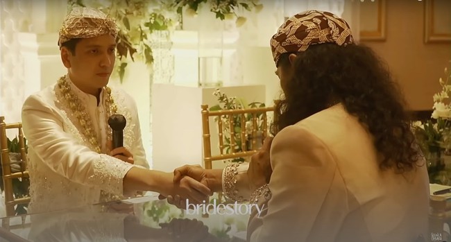 Setelah menjalani serangkaian prosesi menjelang pernikahan, Glenca Chysara dan Rendi John akhirnya kini resmi menjadi pasangan suami-istri. Akad nikah Glenca dan Rendi disiarkan secara langsung di akun YouTube milik Glenca dan live Instagram Bridestory. Foto: YouTube/Glenca Chysara