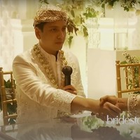 Setelah menjalani serangkaian prosesi menjelang pernikahan, Glenca Chysara dan Rendi John akhirnya kini resmi menjadi pasangan suami-istri. Akad nikah Glenca dan Rendi disiarkan secara langsung di akun YouTube milik Glenca dan live Instagram Bridestory. Foto: YouTube/Glenca Chysara