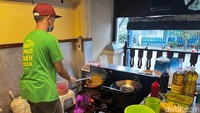 Untuk dapurnya sendiri, mereka sengaja membuat konsep open-kitchen sehingga pengunjung bisa melihat langsung dan mencium keharuman hidangan bakmi Jawa di sini. Foto: Detikcom / Atiqa Rana