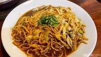 Sementara, jika ingin coba yang berbeda, bisa pesan bakmi goreng Jawa nyemek. Akan ada sedikit kuah yang melengkapi dengan tekstur yang lebih kental dan rasa pedas manis. Foto: Detikcom / Atiqa Rana