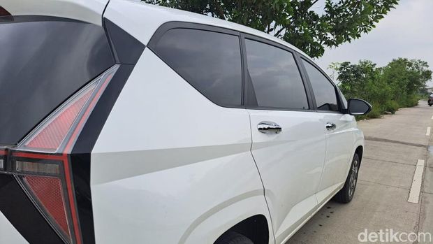 Tampilan samping Hyundai Stargazer