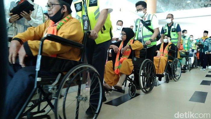 Jemaah umrah terbang dari BIJB Kertajati
