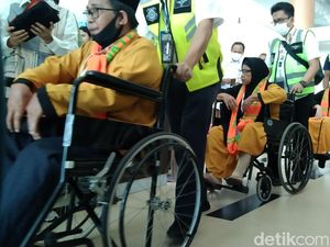 Ratusan Jemaah Umrah Jabar Terbang dari Bandara Kertajati
