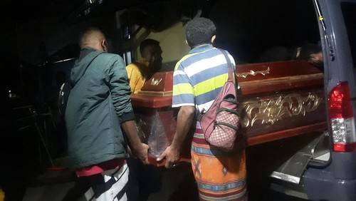Jenazah Adrohanis yang disemayamkan di Ruang Pemulasaraan Jenazah RS Bhayangkara Kupang telah diberangkatkan ke kampung halamannya menggunakan mobil jenazah sekitar pukul 23.17 Wita. Foto: Yufen Ernesto