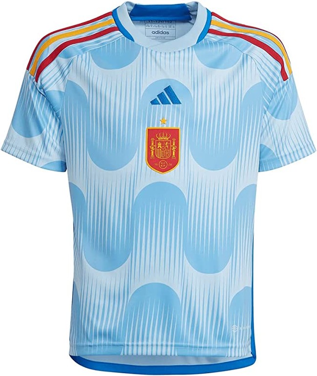 Selanjutnya ada jersey tandang Spanyol yang berwarna biru laut. Jersey tersebut memiliki model seperti gelombang dengan bagian pundak yang dihiasi garis berwarna merah dan kuning. Bagian tengah dadanya terdapat logo Adidas dan lambang klub bola Spanyol. Foto: Twitter/@Mehedi5440