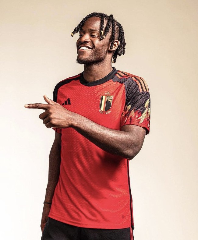 Jersey Belgia juga tak kalah mencuri perhatian di Piala Dunia 2022. Jerseynya sendiri sebenarnya tampak cukup simpel dengan didominasi warna putih dan hitam. Yang membuatnya jadi terlihat unik ialah aksen api pada bagian kedua sisi lengannya. Foto: Twitter/@MaximBetUSA