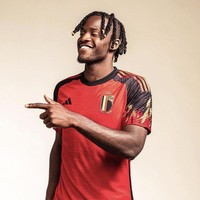 Jersey Belgia juga tak kalah mencuri perhatian di Piala Dunia 2022. Jerseynya sendiri sebenarnya tampak cukup simpel dengan didominasi warna putih dan hitam. Yang membuatnya jadi terlihat unik ialah aksen api pada bagian kedua sisi lengannya. Foto: Twitter/@MaximBetUSA