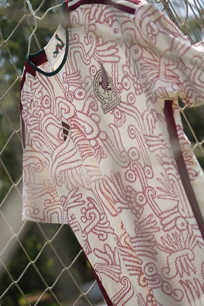 Berbeda dengan kebanyakan klub sepak bola, jersey tandang Timnas Meksiko memiliki desain unik dengan didominasi warna putih dan marun. Jersey tersebut tampak dipenuhi dengan pola-pola yang menarik. Foto: Adidas