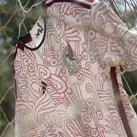 Berbeda dengan kebanyakan klub sepak bola, jersey tandang Timnas Meksiko memiliki desain unik dengan didominasi warna putih dan marun. Jersey tersebut tampak dipenuhi dengan pola-pola yang menarik. Foto: Adidas