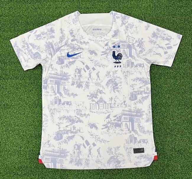 Jersey tandang Prancis memiliki desain yang unik dengan memiliki warna dasar putih. Jersey tersebut tampak dihiasi dengan pola Toile de Jouy beraroma Revolusi Prancis. Pada bagian dada kanannya terdapat logo Nike, sementara kirinya berlogo FFF. Foto: Twitter/@suz_classic_kit
