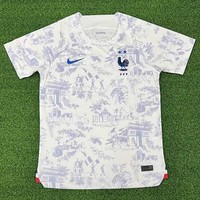 Jersey tandang Prancis memiliki desain yang unik dengan memiliki warna dasar putih. Jersey tersebut tampak dihiasi dengan pola Toile de Jouy beraroma Revolusi Prancis. Pada bagian dada kanannya terdapat logo Nike, sementara kirinya berlogo FFF. Foto: Twitter/@suz_classic_kit