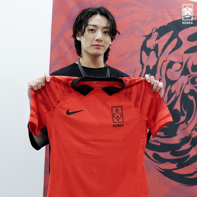 Jungkook BTS dinilai tampan dan cantik oleh sejumlah penggemar. Baru-baru ini, dia memukau publik dengan penampilannya di acara pembukaan Piala Dunia 2022. Foto: Twitter @theKFA