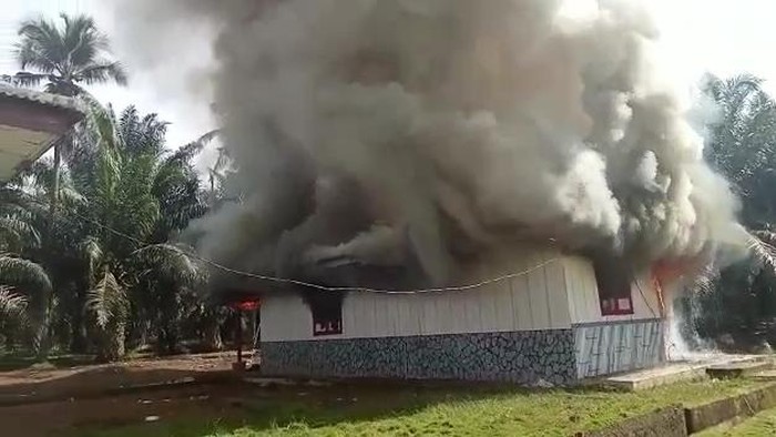 Kantor milik perusahaan perkebunan di Lampung Tengah yang dibakar massa