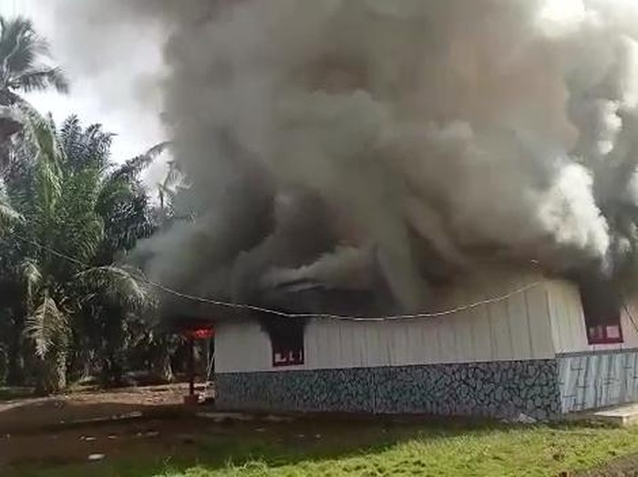 Kantor milik perusahaan perkebunan di Lampung Tengah yang dibakar massa