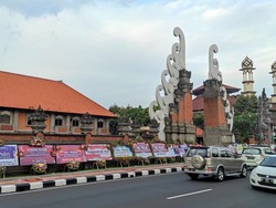 Karangan bunga kebanyakan berasal dari korporasi, kelompok masyarakat dan individu. Karangan itu berisi ucapan selamat dan terima kasih terhadap Polri dan TNI dalam mengamankan Presidensi G20. Foto: I Wayan Sui Suadnyana