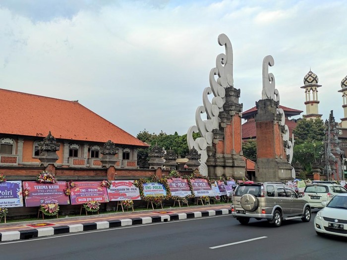Karangan bunga kebanyakan berasal dari korporasi, kelompok masyarakat dan individu. Karangan itu berisi ucapan selamat dan terima kasih terhadap Polri dan TNI dalam mengamankan Presidensi G20. Foto: I Wayan Sui Suadnyana