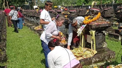 Keluarga salah satu mendiang pejuang pada masa Revolusi Fisik 1946-1949 di Bali melakukan ziarah di Taman Pujaan Bangsa Margarana, Tabanan, Bali, Minggu (20/11/2022). (Istimewa)