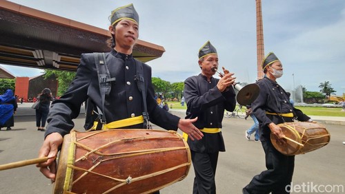 Para penari dan seniman dari berbagai anjungan beraksi di TMII, Jakarta Timur, Minggu (20/11/2022).