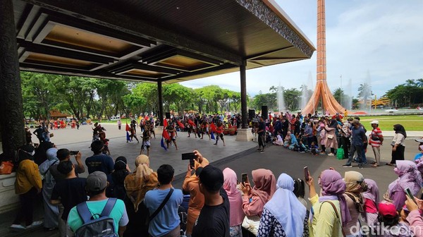 Diberitakan sebelumnya, Taman Mini Indonesia Indah (TMII) dibuka untuk pengunjung umum pada Minggu (20/11) guna uji coba terbatas. 