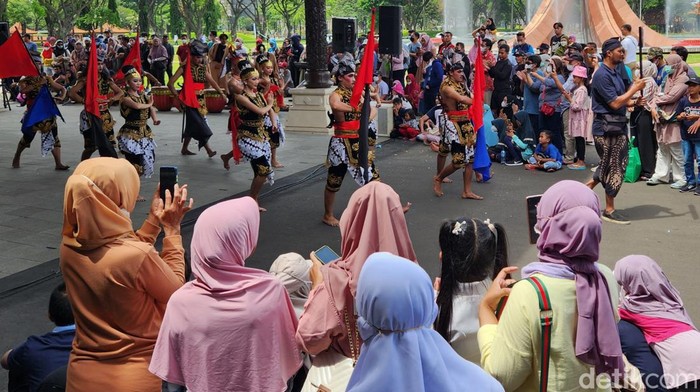 Kemeriahan Parade Budaya Sambut Pengunjung di TMII Para penari dan seniman dari berbagai anjungan beraksi di TMII, Jakarta Timur, Minggu (20/11/2022).
