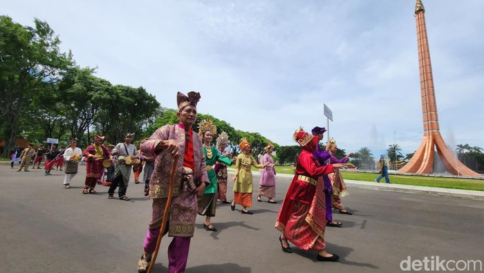 Para penari dan seniman dari berbagai anjungan beraksi di TMII, Jakarta Timur, Minggu (20/11/2022).