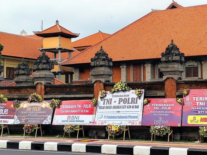 Kepala Bidang Hubungan Masyarakat (Kabid) Humas Polda Bali mengaku bahwa pihaknya tidak mengetahui, bahkan tidak pernah meminta apalagi mengerahkan masyarakat atau kelompok untuk memberikan karangan bunga ke Polda Bali. Foto: I Wayan Sui Suadnyana