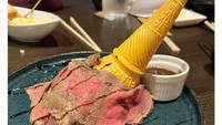Netizen ini terkejut setelah melihat pesanan daging miliknya datang dalam bentuk seperti ini. Daging itu ditumpuk kemudian dihias dengan cone es krim. Foto: boredpanda.com