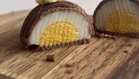  Awas kena tipu! Dari luar memang tampilan makanan ini seperti cokelat biasa. Namun ketika digigit, ternyata isinya adalah telur rebus. Foto: boredpanda.com