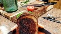 FLucunya… Saus keju diletakkan dalam mangkuk besar. Kemudian dihiasi dengan roti panggang yang dibentuk menyerupai seseorang yang sedang berendam nih. oto: boredpanda.com