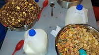 Salah satu bar di Ohio ini menyajikan mangkuk jumbo berisi sereal loh. Cara menghabiskannya bagaimana ya? Foto: boredpanda.com