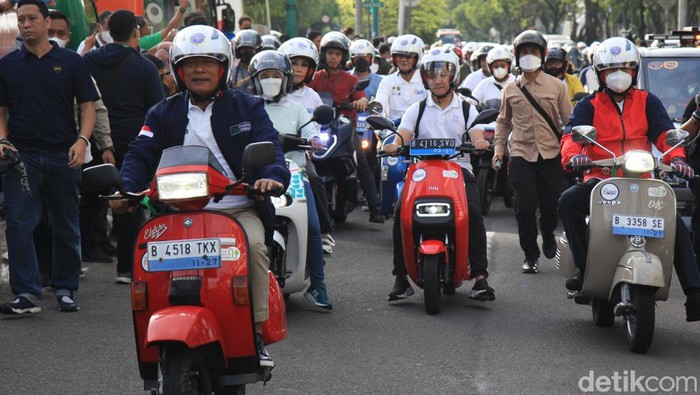 Menteri Perhubungan Budi Karya Sumadi bersama Menteri ESDM Arifin Tasrif, Kepala KSP Moeldoko, Pj. Gubernur DKI Jakarta hingga Kakorlantas Polri menghadiri kampanye kendaraan listrik Electric Vehicle Funday dan Konvoi Sepeda Motor Listrik di Bundaran HI, Minggu (20/11/2022).