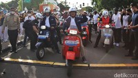 Para pejabat itu terlihat menyapa masyarakat yang hadir di lokasi. 
