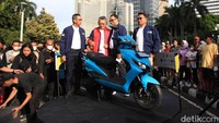 Menteri Perhubungan Budi Karya Sumadi bersama Menteri ESDM Arifin Tasrif, Kepala KSP Moeldoko, Pj. Gubernur DKI Jakarta hingga Kakorlantas Polri menghadiri kampanye kendaraan listrik Electric Vehicle Funday dan Konvoi Sepeda Motor Listrik di Bundaran HI, Minggu (20/11/2022).  