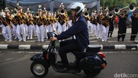 Pembawa acara kemudian mengarahkan ke halaman utama. Para pejabat kemudian diajak ke beberapa gerai yang telah tersedia. 