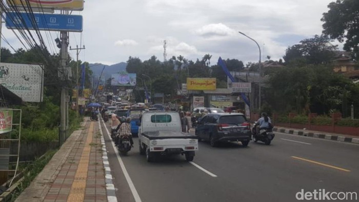 Lalu lintas Puncak Bogor macet, polisi berlakukan sistem one way di beberapa titik (Sholihin/detikcom)