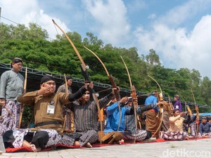 Serunya Adu Tangkas Lomba Panahan Tradisional Jemparingan di Pacitan