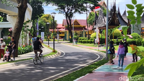 Pesepeda dan pejalan kaki menikmati jalur pedestrian di kawasan Taman Mini Indonesia Indah (TMII), Jakarta Timur, Minggu (20/11/2022).  