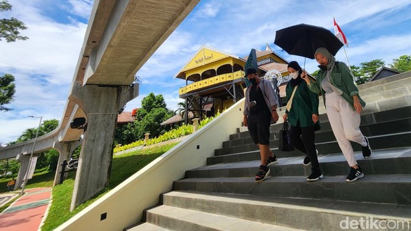 Usai direvitalisasi, kendaraan roda empat dan roda dua dipusatkan dalam satu gedung parkir.  