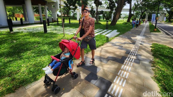 Pedestrian yang rapi membuat pengunjung di TMII berjalan kaki dengan nyaman. 