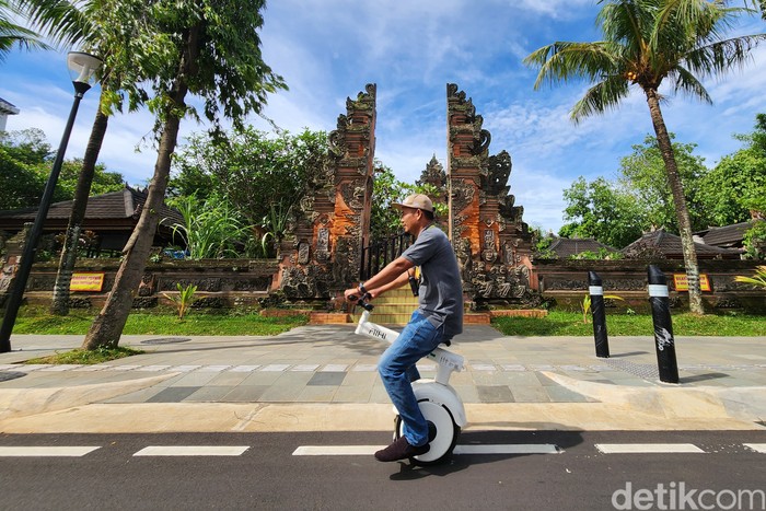 Pesepeda dan pejalan kaki menikmati jalur pedestrian di kawasan Taman Mini Indonesia Indah (TMII), Jakarta Timur, Minggu (20/11/2022).