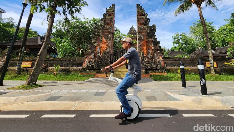 Luar Biasa! Wajah Baru TMII Manjakan Pejalan Kaki dan Jalur Sepeda Pesepeda dan pejalan kaki menikmati jalur pedestrian di kawasan Taman Mini Indonesia Indah (TMII), Jakarta Timur, Minggu (20/11/2022).