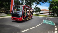 Kemudian, pengunjung berkeliling TMII dengan berjalan kaki, bersepeda atau menggunakan shuttle bus TMII. 