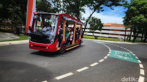 Kemudian, pengunjung berkeliling TMII dengan berjalan kaki, bersepeda atau menggunakan shuttle bus TMII. Kemudian, pengunjung berkeliling TMII dengan berjalan kaki, bersepeda atau menggunakan shuttle bus TMII.Â