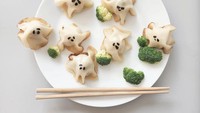 Mandu atau pangsit di Korea biasanya berbentuk seperti bulan sabit, ada juga yang berbentuk bulat. Di tangan seniman makanan ini, mandu tersebut dibentuk sepreti hantu yang gentayangan. Foto: Instagram @sibatable