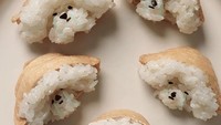 Hidangan berbahan kulit tahu yang ditambahkan nasi disebut dububap di Korea. Bentuknya menjadi tak biasa, karena sang seniman menambahkan hiasan sebagai mata, hidung, dan mulut, tampilannya menjadi seperti anjing kecil yang menggemaskan. Foto: Instagram @sibatable